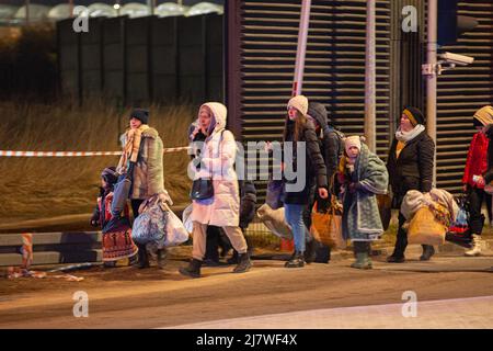 Simon Becker / le Pictorium - réfugiés ukrainiens à la frontière polonaise - 5/3/2022 - Pologne / Hrebenne - Une famille arrive en Pologne d'Ukraine a Banque D'Images