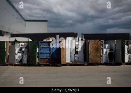 Collecte et attente d'élimination des déchets électroniques, réfrigérateurs, machines à laver et autres. Déchets d'équipements électroniques dans l'espace de copie du conteneur. Banque D'Images