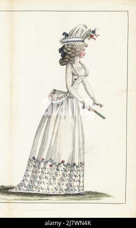 Femme à la mode en chapeau de gaze, cheveux en ringes, veste de caro de lin blanc et pjucoat brodés avec des fleurs, gaze fichu, fan par Arthur. Gravure en copperplate de couleur main de Jean-Antoine le Brun ou du Journal de la mode et du gout de Lebrun-Tossa, anciennement Cabinet des modes, chez Buisson, Paris, et Joseph le Boffe, Londres, 16me Cahier, 25 juillet 1790. Banque D'Images