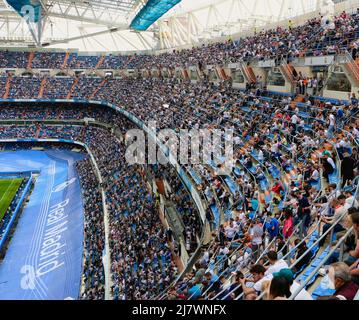 Les spectateurs prennent leurs sièges Real Madrid v Espanyol décidant de jouer pour le Real Madrid pour devenir des champions de la Ligue pour la 35th fois dans la saison 2022/23 Banque D'Images