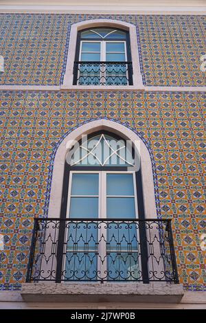 Les fenêtres d'un bâtiment typiquement portugais recouvert de carreaux multicolores, Lisbonne Banque D'Images