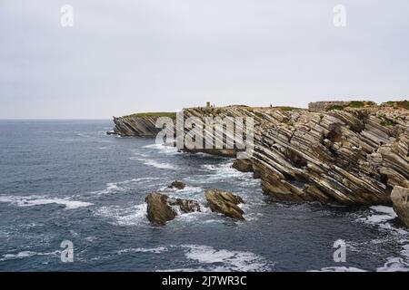 Des falaises et des motifs naturels étonnants sur une petite île de l'océan Atlantique à Baleal, Portugal Banque D'Images