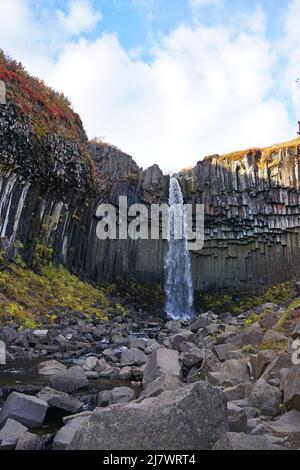 Cascade de Svartifoss, entourée de colonnes de lave sombres, le parc national de Vatnajökull Banque D'Images