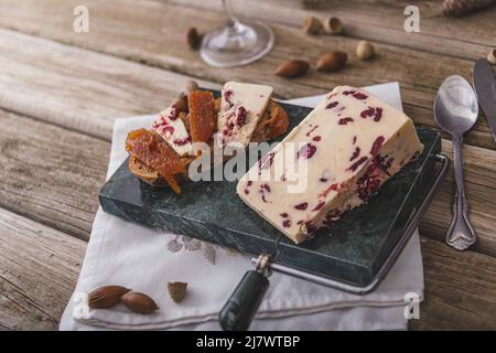 Un assortiment de différents types de fromage avec du vin, et des raisins, tiré d'en haut sur un fond rustique foncé avec un lieu pour le texte, la photo carrée. Banque D'Images