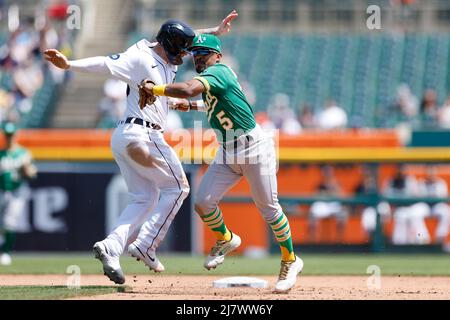 DETROIT, mi - 10 MAI : Tony Kemp (5 ans), deuxième joueur d'athlétisme d'Oakland, marque Tucker Barnhart (15 ans), le receveur des Tigers de Detroit, au Comerica Park, le 10 mai 2022 à Detroit, Michigan. (Joe Robbins/image du sport) Banque D'Images