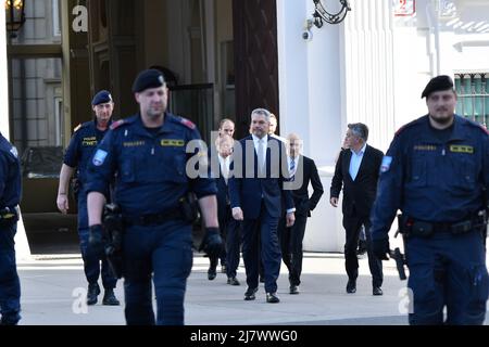 Vienne, Autriche. 11 mai 2022. Le chancelier fédéral Nehammer se rendit à la Chancellerie présidentielle pour la cérémonie d'assermentation des nouveaux membres du gouvernement. Sur la photo, le chancelier fédéral Karl Nehammer, le vice-chancelier Werner Kogler et le ministre du travail Martin Kocher.Credit: Franz PERC/Alay Live News Banque D'Images