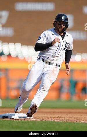DETROIT, mi - 10 MAI : Eric Haase (13 ans), entraîneur des Tigers de Detroit, court les bases contre les Oakland Athletics au Comerica Park le 10 mai 2022 à Detroit, Michigan. (Joe Robbins/image du sport) Banque D'Images