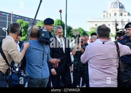 Vienne, Autriche. 11 mai 2022. Le Chancelier fédéral Nehammer (ÖVP) en route pour la Chancellerie présidentielle pour la cérémonie d'assermentation des nouveaux membres du gouvernement. Crédit : Franz PERC/Alay Live News Banque D'Images