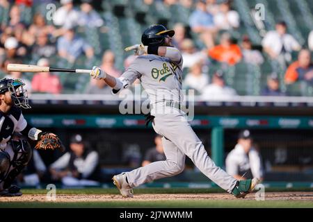 DETROIT, mi - 10 MAI : Oakland Athletics a désigné Jed Lowrie (8) battes contre les Tigers de Detroit au Comerica Park le 10 mai 2022 à Detroit, Michigan. (Joe Robbins/image du sport) Banque D'Images