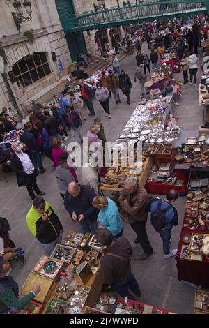 Santander, Espagne - 01 mai 2022 : les visiteurs affluent dans le marché aux puces du dimanche qui se tient à l'extérieur du Mercado de la Esperanza à Santander Banque D'Images