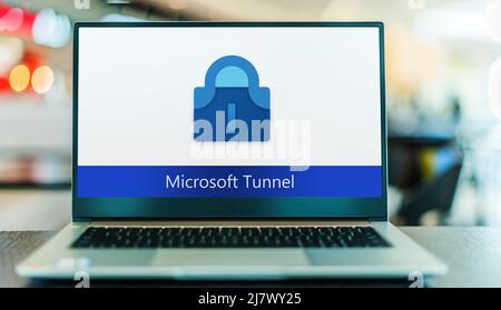 POZNAN, POL - 20 NOVEMBRE 2021 : ordinateur portable affichant le logo de Microsoft tunnel Banque D'Images