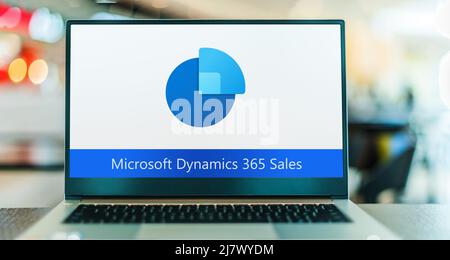 POZNAN, POL - APR 9, 2022 : ordinateur portable affichant le logo de Microsoft Dynamics 365 Sales Banque D'Images