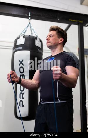 Ipswich Suffolk UK avril 03 2022: Un homme en forme et en bonne santé utilisant des bandes de résistance pour une séance d'entraînement du haut du corps Banque D'Images
