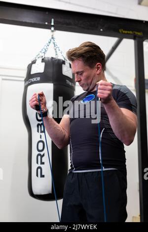 Ipswich Suffolk UK avril 03 2022: Un homme en forme et en bonne santé utilisant des bandes de résistance pour une séance d'entraînement du haut du corps Banque D'Images