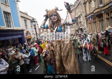 Glastonbury, Somerset, Royaume-Uni. 1st mai 2022. Les célébrations de Beltane à Glastonbury sont une interprétation moderne de l'ancien rite de fertilité païen celtique Banque D'Images