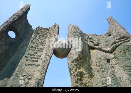 Détail d'une sphère et cosmonaute flottant sur le côté est. Au Cosmonaut Monument Complex à Tachkent, Ouzbékistan. Banque D'Images