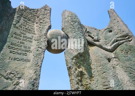 Détail d'une sphère et cosmonaute flottant sur le côté est. Au Cosmonaut Monument Complex à Tachkent, Ouzbékistan. Banque D'Images