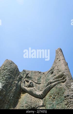 Détail d'une sphère et cosmonaute flottant sur le côté est. Au Cosmonaut Monument Complex à Tachkent, Ouzbékistan. Banque D'Images