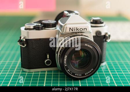 Nikon FE SLR avec objectif 50mm fixé Banque D'Images