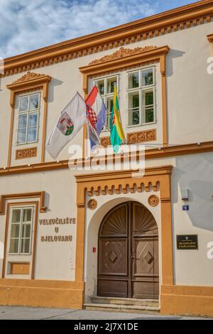 Bâtiment de l'hôtel de ville de Bjelovar dans le centre-ville de Croatie Banque D'Images