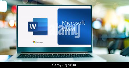POZNAN, POL - DEC 12, 2021: Ordinateur portable affichant le logo de Microsoft Word, un traitement de texte développé par Microsoft Banque D'Images