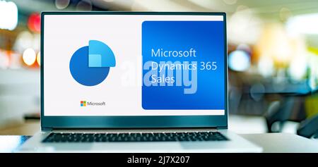 POZNAN, POL - APR 9, 2022 : ordinateur portable affichant le logo de Microsoft Dynamics 365 Sales Banque D'Images