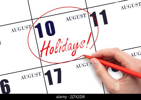 10th jour d'août. Dessiner à la main un cercle rouge et écrire le texte jours fériés à la date du calendrier 10 août. Date importante. Mois d'été, jour de l'an Banque D'Images
