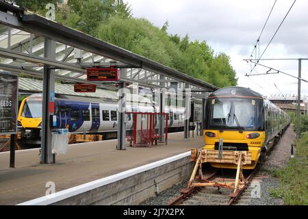 Northern trains électriques multi-unités attendant aux plates-formes de la gare de Bradford Forster Square le 10th mai 2022. Banque D'Images