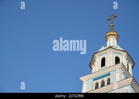 Le grand clocher carré avec croix d'or. À l'église baroque de la cathédrale de l'Assomption, dans le bleu vif, à Tachkent, en Ouzbékistan. Banque D'Images