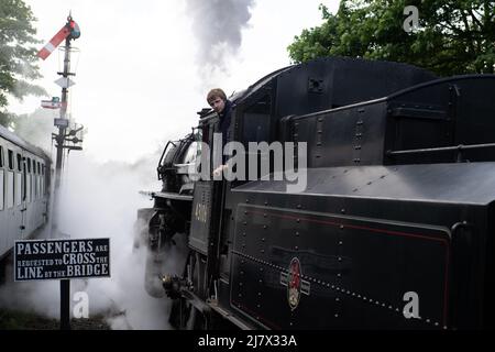 Severn Valley Railway BridgNorth Station, Shropshire, Royaume-Uni. 7th mai 2022. Un volontaire de chemin de fer à vapeur vérifie la plate-forme sous le nom de LMS Ivatt CLA Banque D'Images