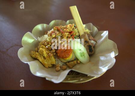 Balinese nasi campur (riz mélangé) dans un restaurant à Denpasar, Bali, Indonésie. Banque D'Images