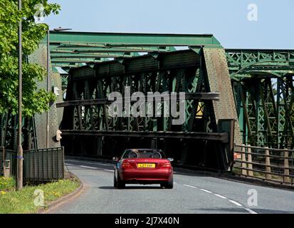 Mercedes SLK voiture de sport sur le pont Keadby, enjambant la rivière Trent près d'Althorpe, North Lincolnshire, Angleterre Royaume-Uni Banque D'Images