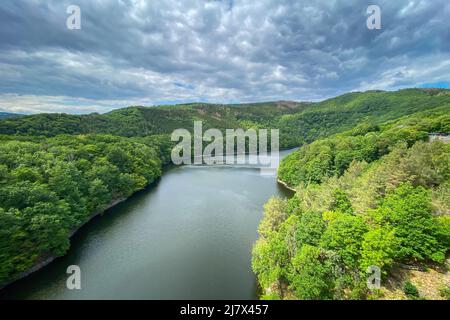 Vue panoramique sur le réservoir d'Urft au parc national Eifel en Allemagne contre le ciel avec des nuages Banque D'Images