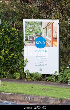 Un panneau à l'avant d'une maison annonçant une maison australienne à vendre aux enchères et un autocollant VENDU, à Sydney, Nouvelle-Galles du Sud Banque D'Images