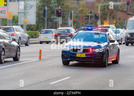 A New South Wales, Highway Patrol, véhicule de police Pursuit avec feux allumés, se déplaçant à grande vitesse dans des conditions de circulation intense à Sydney, en Australie Banque D'Images