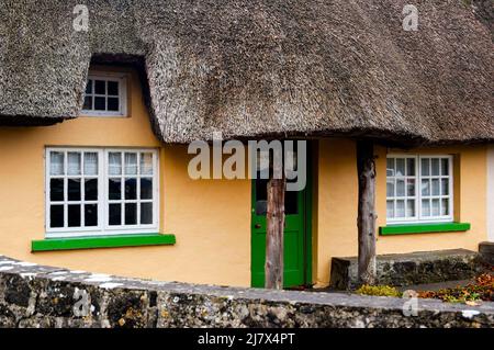 Chalet de toit de chaume à Adare, Irlande. Banque D'Images