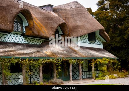 Cottage suisse ornemental à Kilcommon, Irlande. Banque D'Images