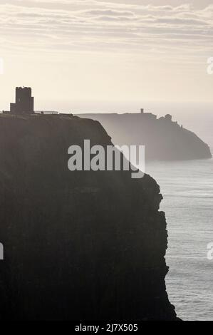 Les falaises de Moher et la tour d'observation d'O'Brian dans le comté de Clare, en Irlande. Banque D'Images