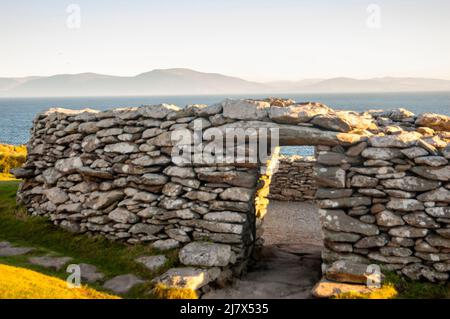 Dunbeg Fort sur Dingle Bay en Irlande jusqu'aux Macgillycuddy's Reeks en Irlande. Banque D'Images