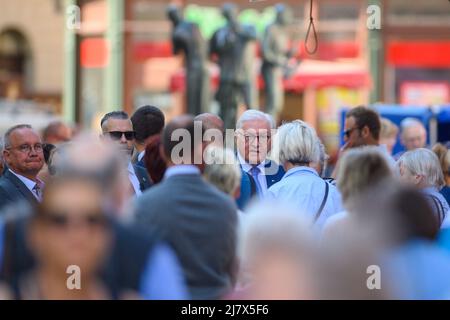 Quedlinburg, Allemagne. 11th mai 2022. Le président fédéral Frank-Walter Steinmeier traverse le marché hebdomadaire. La deuxième journée est consacrée à l'échange et à la discussion. Les gens de la société civile et des entreprises, par exemple, sont invités à la "Table-café controversée" dans l'après-midi. Les sujets à discuter incluent les questions locales, la pandémie de Corona et les conséquences de la guerre d'Ukraine. Ensuite, il visitera la galerie Lyonel Feininger. Credit: Klaus-Dietmar Gabbert/dpa/Alay Live News Banque D'Images