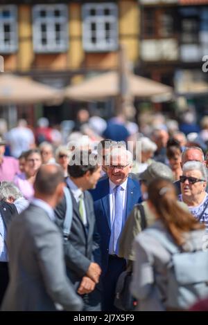 Quedlinburg, Allemagne. 11th mai 2022. Le président fédéral Frank-Walter Steinmeier traverse le marché hebdomadaire. La deuxième journée est consacrée à l'échange et à la discussion. Les gens de la société civile et des entreprises, par exemple, sont invités à la "Table-café controversée" dans l'après-midi. Les sujets à discuter incluent les questions locales, la pandémie de Corona et les conséquences de la guerre d'Ukraine. Ensuite, il visitera la galerie Lyonel Feininger. Credit: Klaus-Dietmar Gabbert/dpa/Alay Live News Banque D'Images