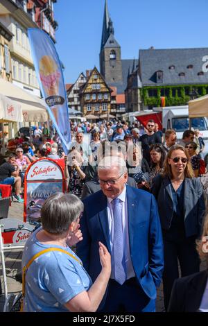 Quedlinburg, Allemagne. 11th mai 2022. Le président allemand Frank-Walter Steinmeier se promène dans le marché hebdomadaire et parle à un passant. La deuxième journée est consacrée à l'échange et à la discussion. Les gens de la société civile et des entreprises, par exemple, sont invités à la controverse de la Table du café dans l'après-midi. Les sujets à discuter incluent les questions locales, la pandémie de Corona et les conséquences de la guerre d'Ukraine. Ensuite, il visitera la galerie Lyonel Feininger. Credit: Klaus-Dietmar Gabbert/dpa/Alay Live News Banque D'Images