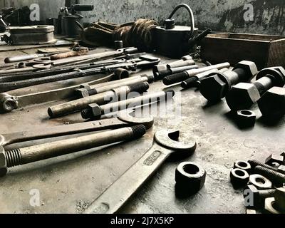 Ensemble d'outils de travail historiques sur une ancienne table en bois Banque D'Images