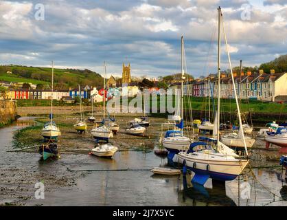 Les maisons colorées distinctives d'Aberaeron flanquant l'église de la Sainte Trinité et le port à marée basse Banque D'Images