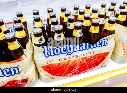 Samara, Russie - 5 mai 2022 : bière en bouteille de pamplemousse Hoegaarden sur le plateau d'une superboutique. Diverses boissons alcoolisées en bouteille Banque D'Images