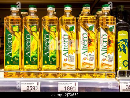 Samara, Russie - 3 mai 2022 : huile de tournesol en bouteille Altero prête à être vendue au supermagasin Banque D'Images