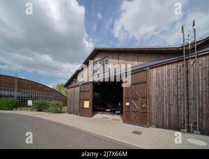 Hangar de 'stara Aerovka' ('Old Aero') à Prague - Letnany, actuellement utilisé comme partie d'un musée de l'aviation militaire. Banque D'Images