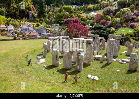 Vue générale de Stonehenge au village modèle de Babbacombe, Torquay, Devon, Royaume-Uni. Banque D'Images