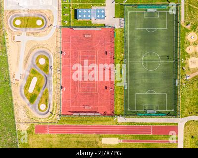 Vue de dessus, vue panoramique de l'université avec basketball, terrains de football. Sport de rue Banque D'Images