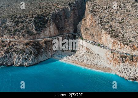 Paysage aérien de touristes à la plage de Kaputas dans la Turquie de Kas lors d'une chaude journée ensoleillée d'été avec de l'eau turquoise Banque D'Images